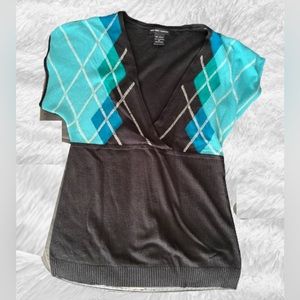 NEW YORK & COMPANY short sleeve v-neck sweater, black with blue argyle, Medium